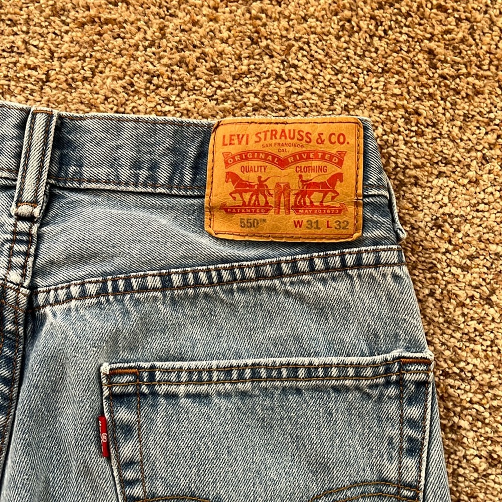Men’s Levi’s 550 relaxed fit jeans size 31x32. Excellent used condition.